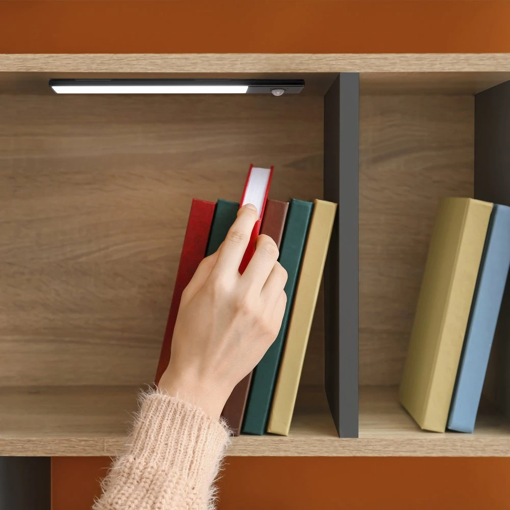 Aplique LED Recargable Por USB Kaus Black Con Sensor De Movimiento, L240mm, Plástico Y Aluminio, Pintado Negro - Emuca 4 Aplique LED Recargable Por USB Kaus Black Con Sensor De Movimiento, L240mm, Plástico Y Aluminio, Pintado Negro - Emuca - Imagen 2