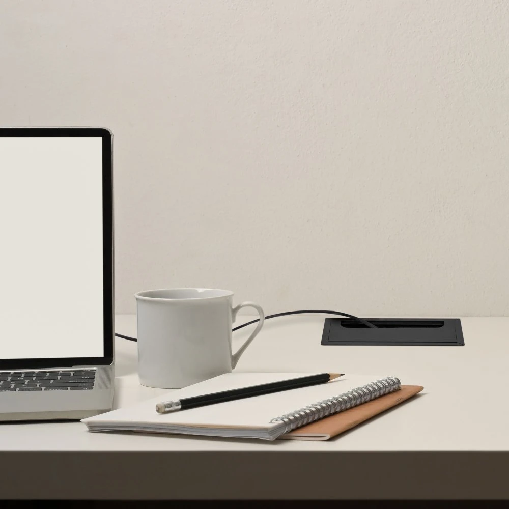 Pasacables Para Mesa Quadrum, Rectangular, 269x80mm, Para Encastrar, Aluminio, Pintado Negro - Emuca 4 Pasacables Para Mesa Quadrum, Rectangular, 269x80mm, Para Encastrar, Aluminio, Pintado Negro - Emuca - Imagen 2